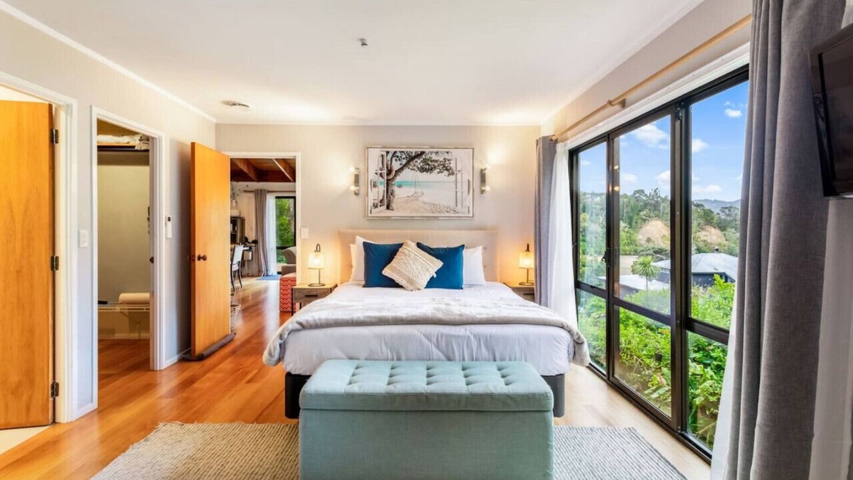Auckland Region House | Serene Shoreline with Seaview and Kayak
