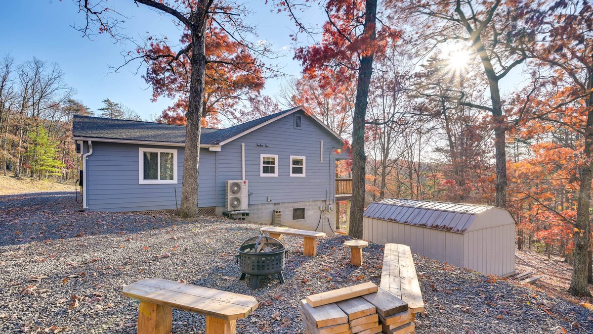 Points House | Serene Springfield Retreat on 6 Acres w/Hot Tub!