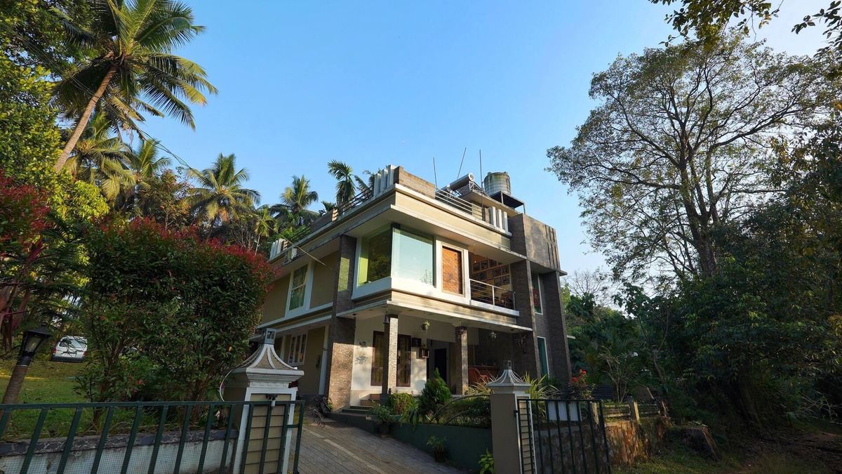 Irinjalakuda House | "serene Stream: 5-bed Luxury Haven Near Athirappilly"