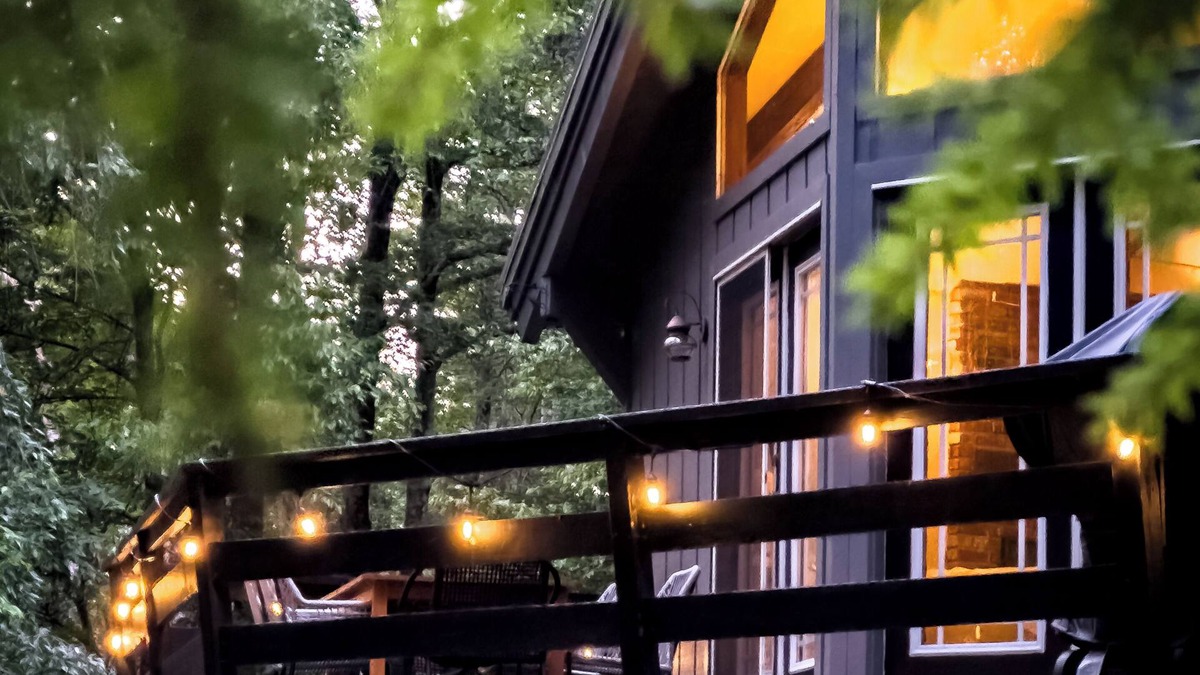 Arlington Ski Chalet | Serene & Stylish Chalet ~HOT TUB ~ near Manchester ~ Pet-friendly