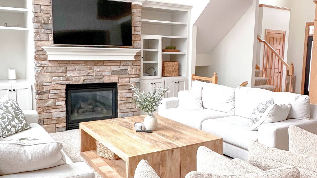 Hugo House | Serene Suburban Retreat with Hot Tub next to the Super Rink, 3M Open and USA Cup