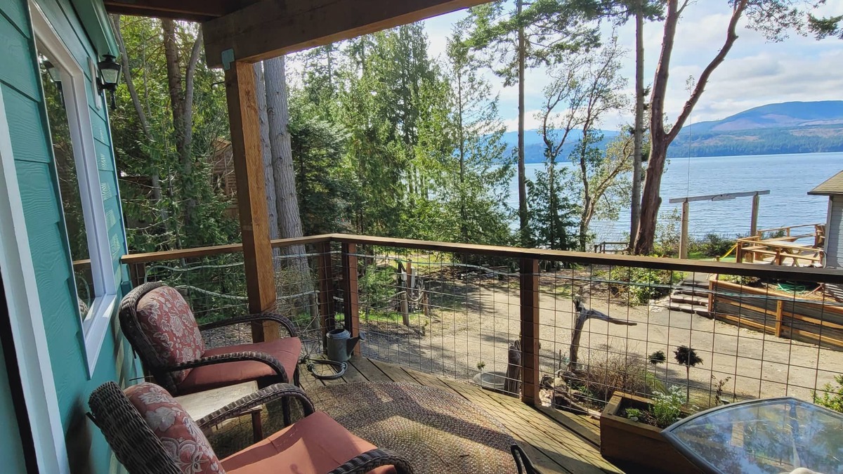 Adelma Beach Apartment | Serene Sunset Suite on Historic Discovery Bay