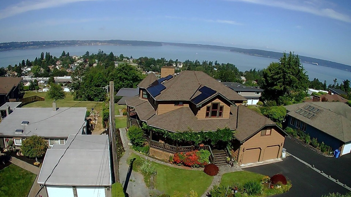 Tacoma Apartment | Serene Sunsets - Warm and Cozy Basement Suite
