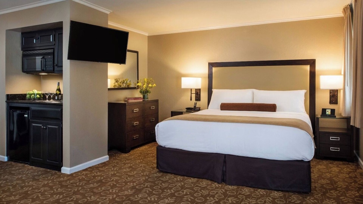 Barron Park Hotel | Serene Unit with Heated Pool, Free Parking & Breakfast Near Stanford
