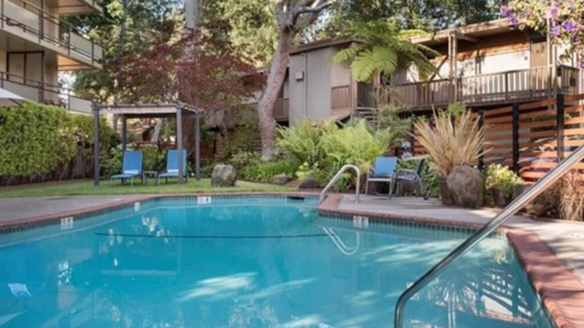 Barron Park Hotel | Serene Unit with Outdoor Heated Pool, Free Parking & Breakfast Near Stanford