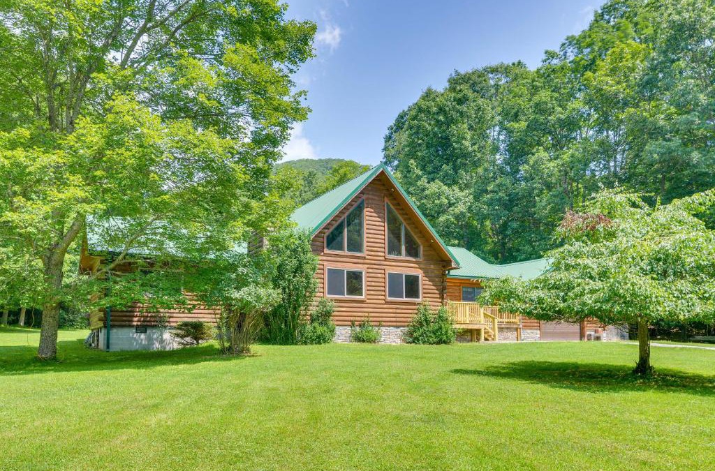 Dailey House | Serene Valley Bend Cabin Rental 7 Private Acres!