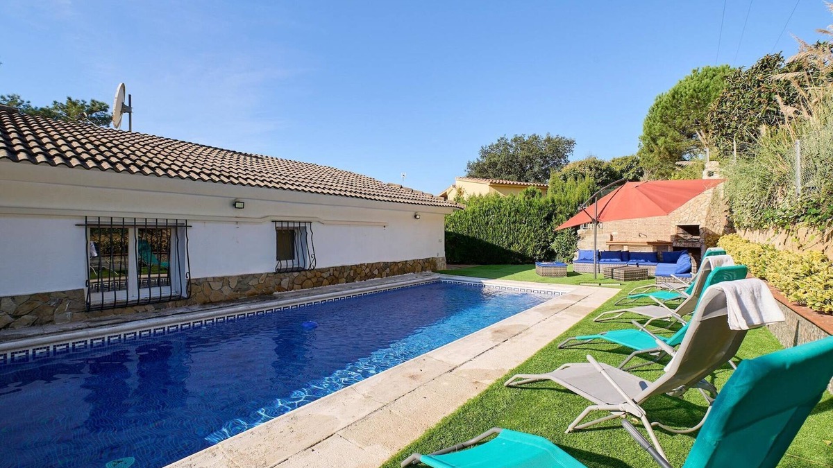Lloret Blau Villa | Serene villa with yard in Lloret de Mar