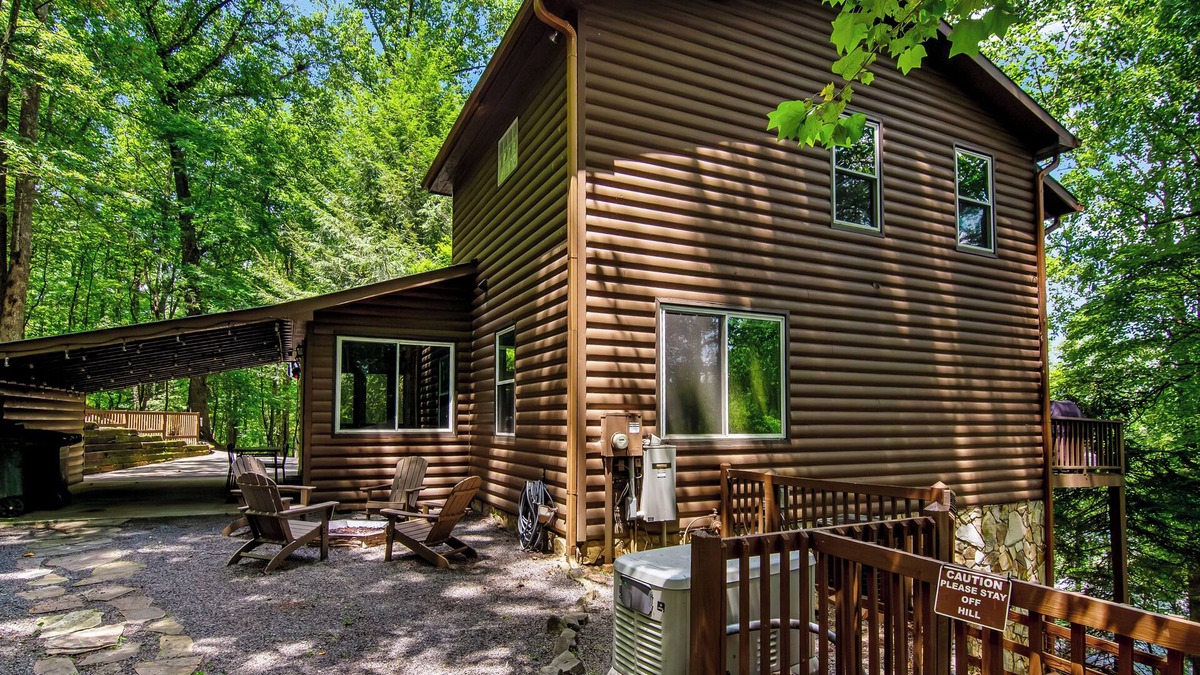 Walnut Mountain Cabin | Serene Walnut Mountain Getaway Hot Tub & Fire Pit Pet Friendly!