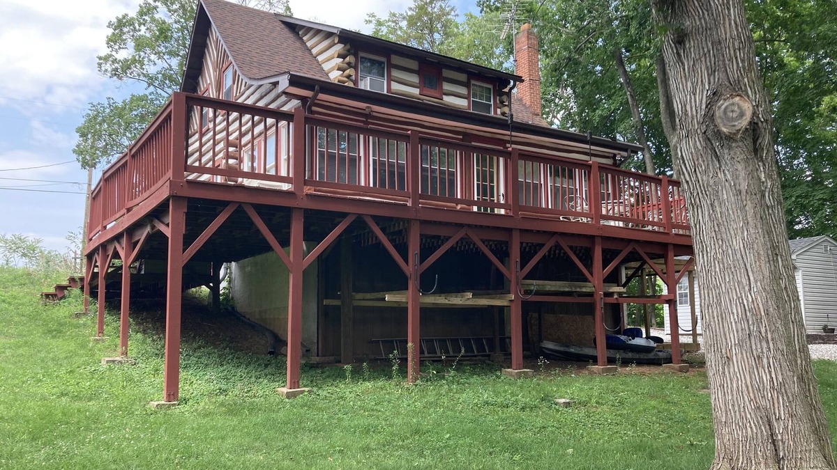 New Oxford Cottage | Serene waterfront Log cabin home close to Gettysburg Kayak, fishing and deck