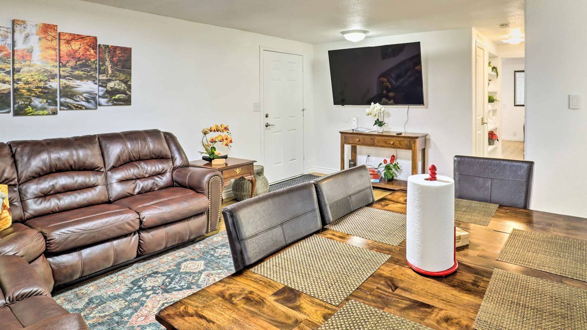 Woodburn House | Serene Woodburn Hideaway: Deck w/ Mtn Views!