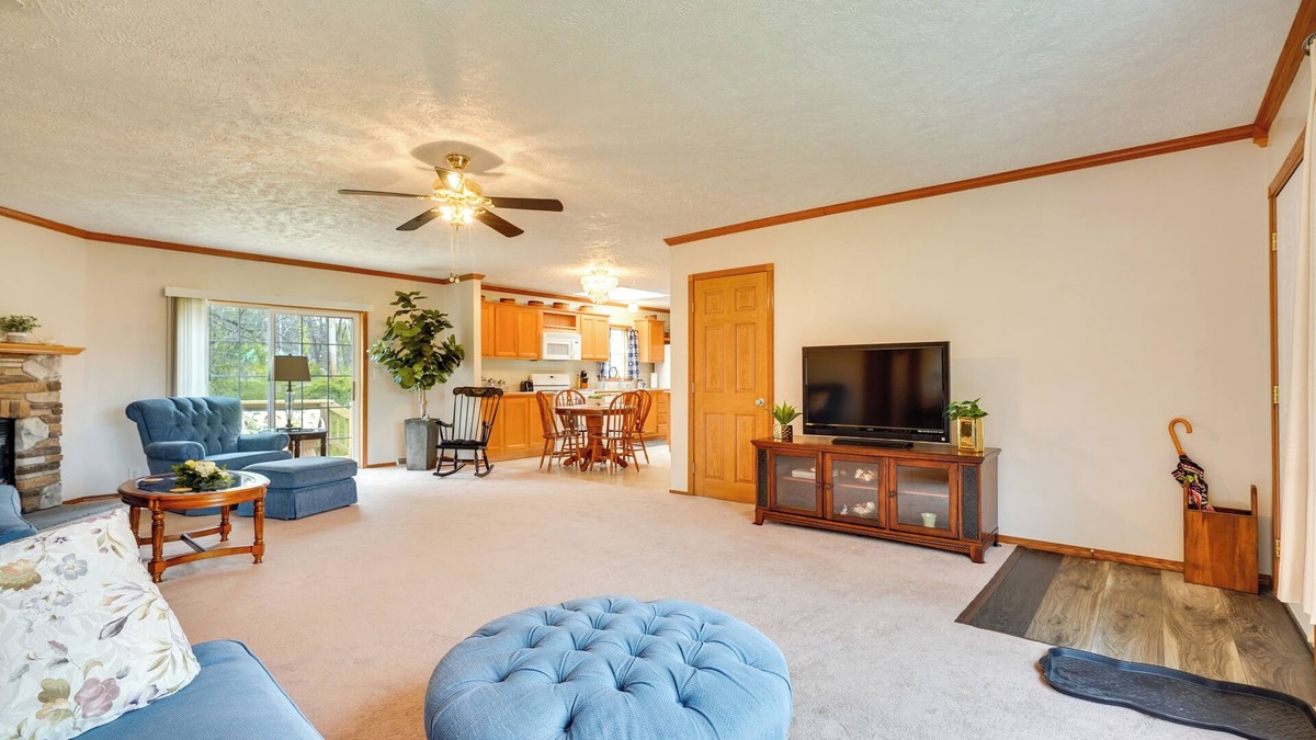 Zanesville Apartment | Serene Zanesville Getaway: Hot Tub, 2 Decks!