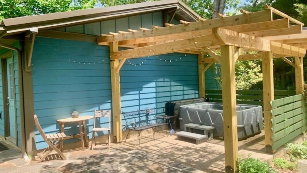 Bent Creek House | Serenity Cottage❤️Hot Tub Parkway Retreat w/kitchen & patio garden
