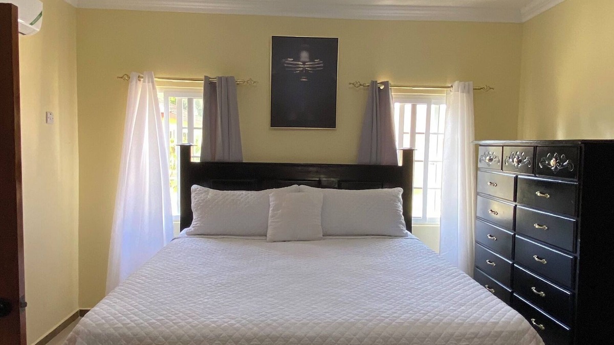 Runaway Bay Apartment | Serenity Escape