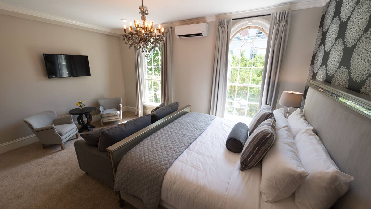 Historic Hill Bed & Breakfast | Serenity Inn Newport