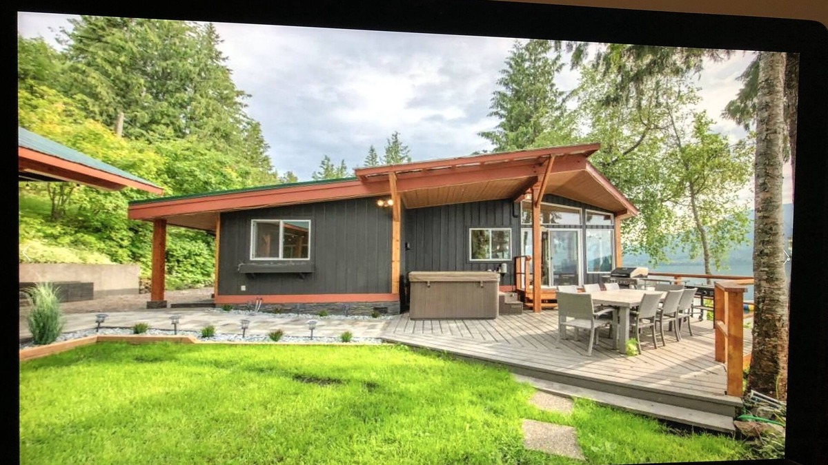 North Okanagan House | Serenity LakeHouse on Mabel Lake - Hot tub & 105 feet of beach