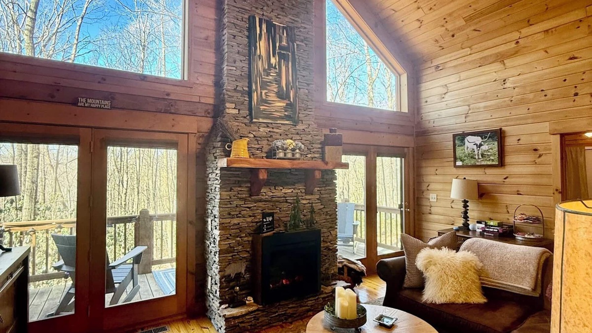 West Jefferson Cabin | Serenity Meets Convenience - Honey Bear Log Cabin Near Downtown West Jefferson