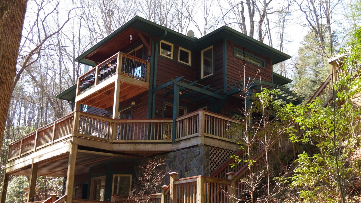 Ellijay Cabin | Serenity on the Creek-SECLUDED-Top Quality-Romantic-Hot Tub, WiFi, Hiking nearby