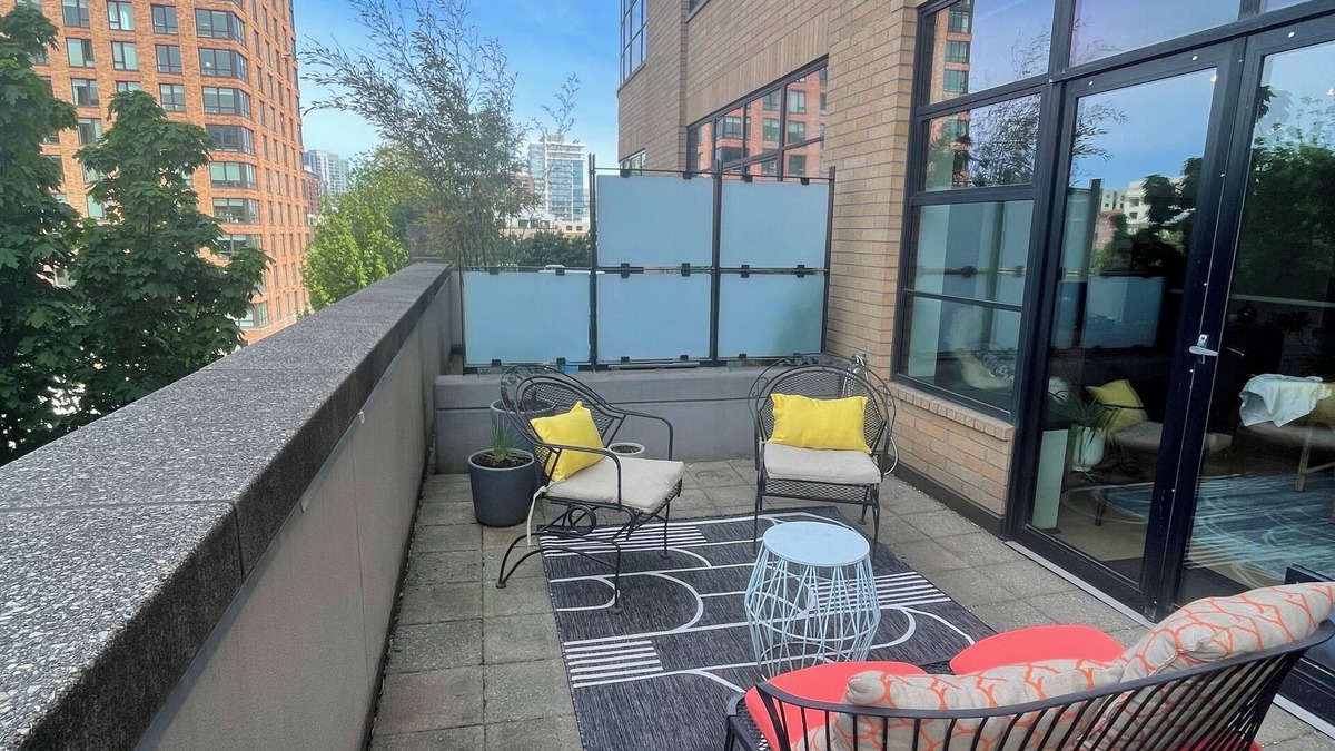 Pearl District Condo | Serenity Pearl: West-Facing private terrace, garden, Roomba, Roku TV, parking