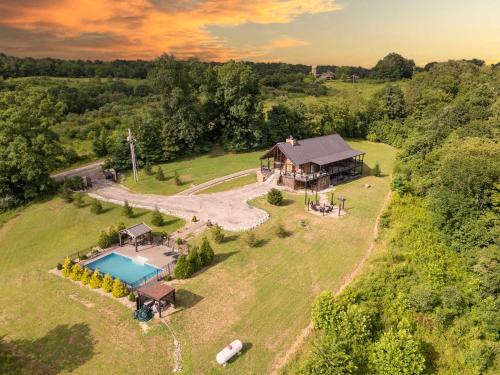 New Plymouth House | Serenity Ridge 6 Br Sleeps 16 Pool Hot Tub
