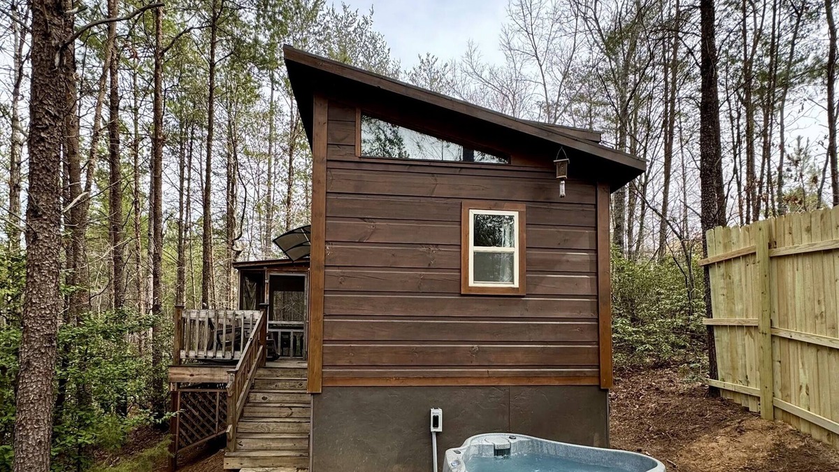 Mill Spring Cabin | Serenity Ridge Cabin E: Couple's Holiday