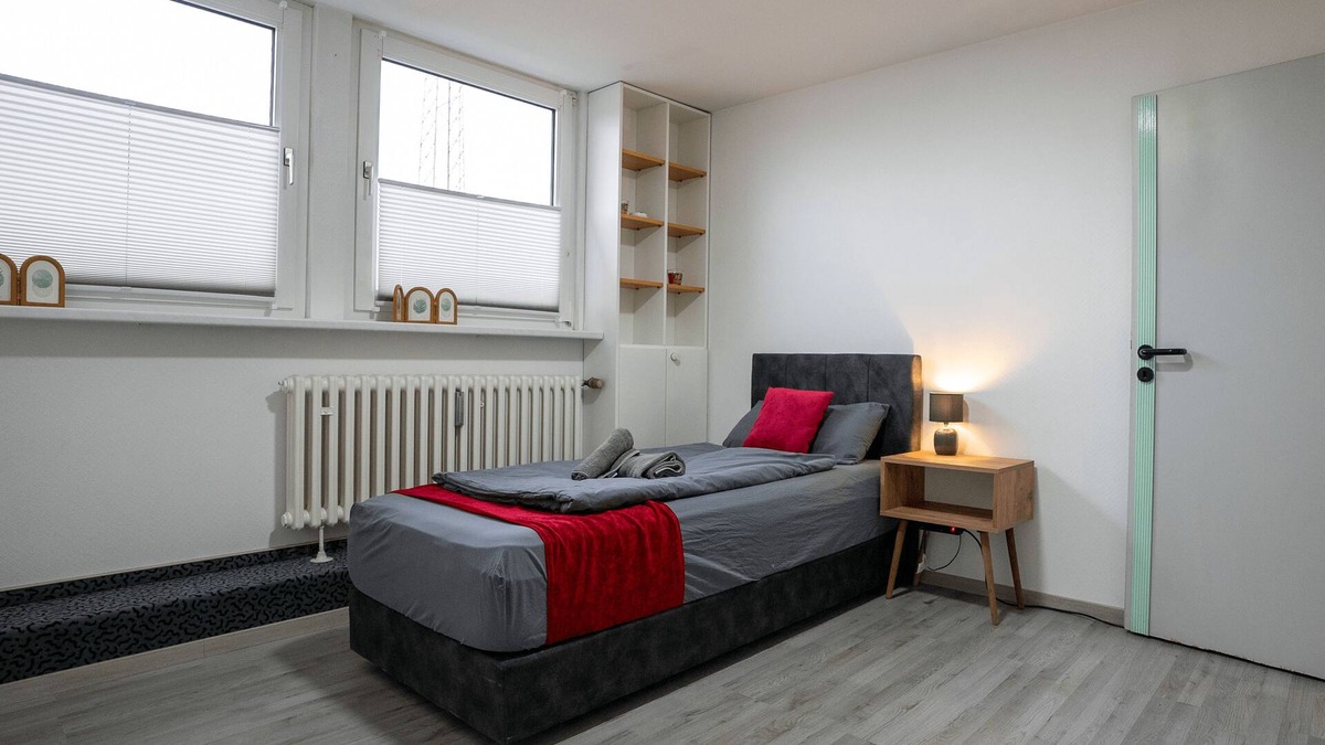 Alt-Rentfort Apartment | Serviceroom24 - Apartment 4 in Gladbeck WLAN - Smart-TV - 24-7 check-in