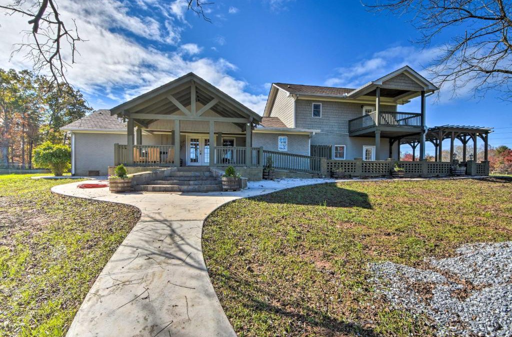 Clarkesville House | Serving Southern Charm at this Clarkesville House!