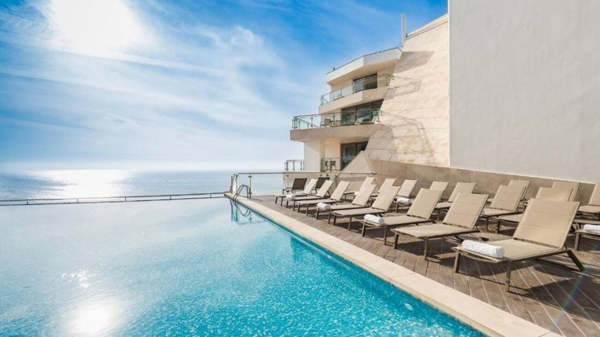 Santiago Hotel | Sesimbra Oceanfront Hotel | Ocean View Suite | Indoor & Outdoor Pools