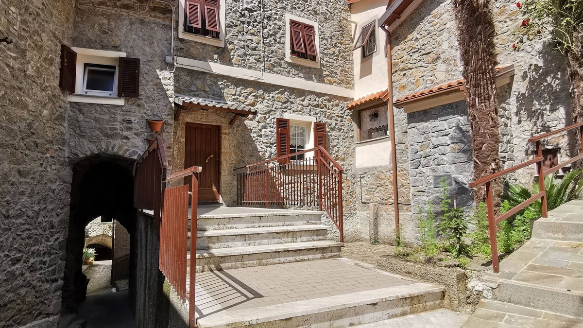 Sesta Godano House | Sesta Godano, a few km from 5 Terre, stone house in a medieval village.