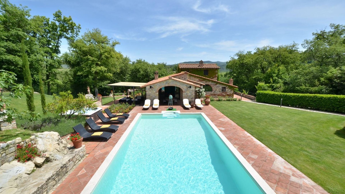 Gaiole in Chianti Villa | Sestuccia is a beautiful Tuscan villa just a short distance from Gaiole in Chianti