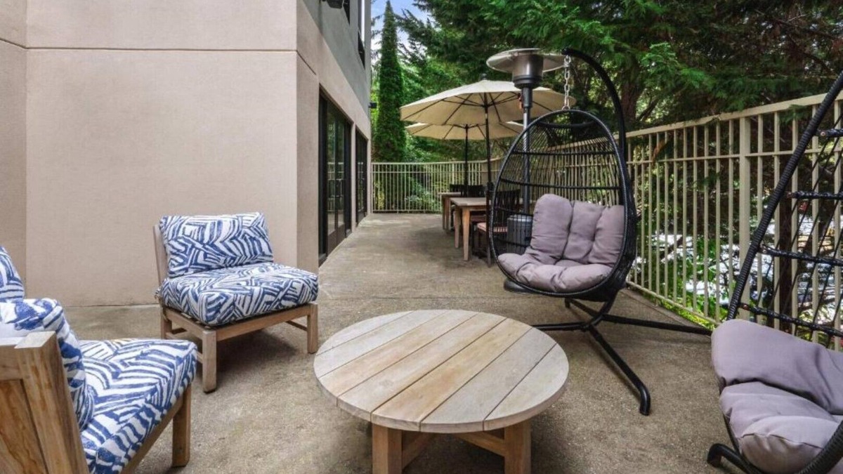 Bothell House | Set within green surroundings, stay with us !