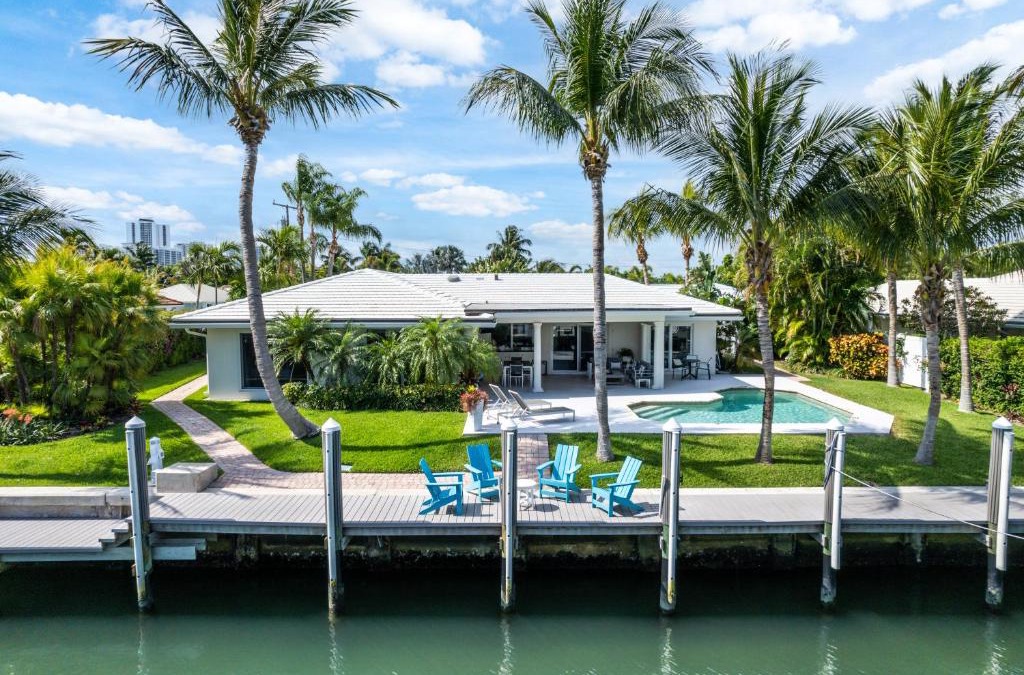 Singer Island Villa | Seven Palms Waterfront, Heated Pool & Private Dock -Walk to beach!