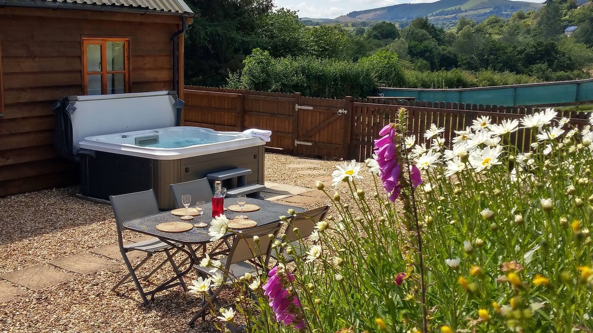 Llandrindod Wells House | Seven Stars- hot tub with views