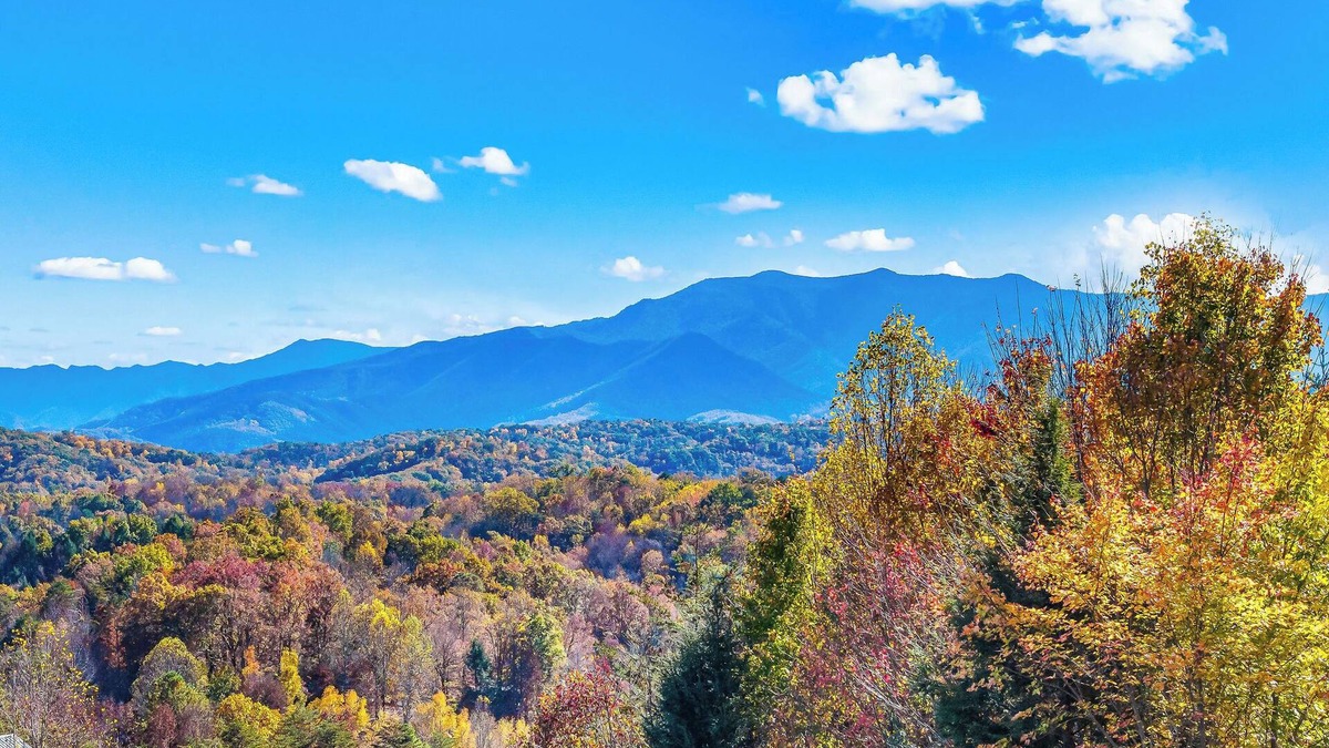 Gatlinburg - Pigeon Forge Cabin | Sevierville - Mountain Aqua Lodge - 13 Bedrooms - Sleeps 62