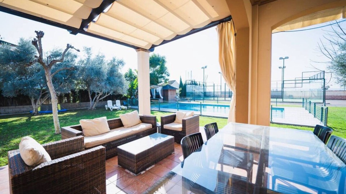 Montequinto Ski Chalet | Seville Luxury Villa with Pool, Padel Court, Pet-Friendly and Group-Friendly