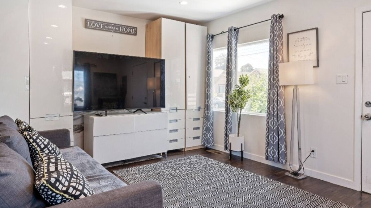 Oakland House | Sf City Ocean View. Free parking inside the compound. 15 min beach Drive