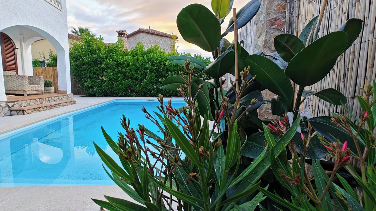 Torroella de Fluvia Villa | Sfeervolle Ruime Villa met Privé Zwembad Dichtbij St Pere Pescador en L'escala!