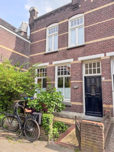 Strijp Apartment | Sfeervolle vooroorlogse woning nabij centrum