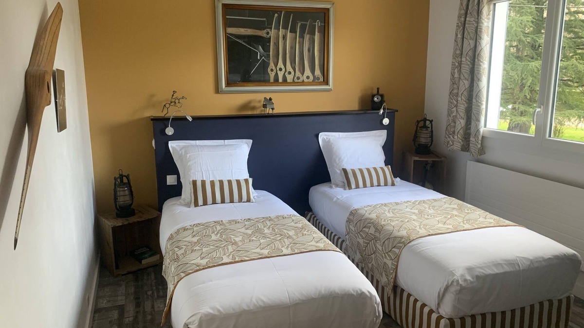 Breuil-Barret House | Sganarelle-Twin room-Comfort-Private Bathroom-Park view