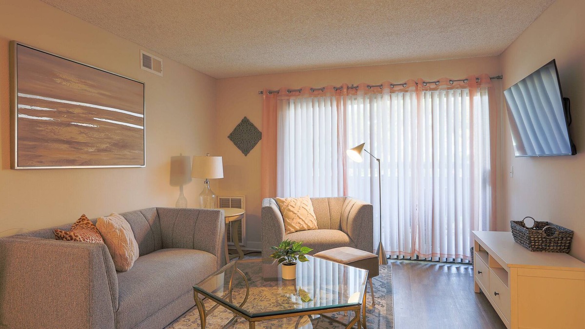 Ivey Ranch - Rancho Del Oro Apartment | Shabby Chic Oceanside 2 Bedroom with+POOL+24/7GYM+King&2Queen beds