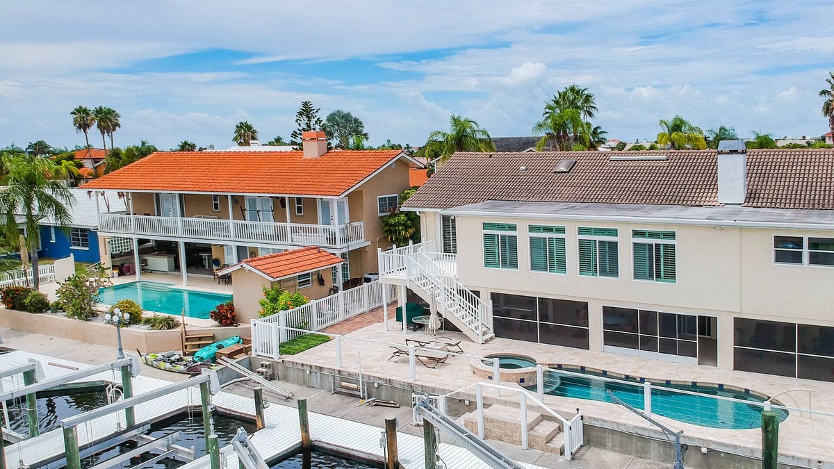 Gulf Harbors House | Shabby Chic Waterfront living space, minutes to Gulf of Mexico