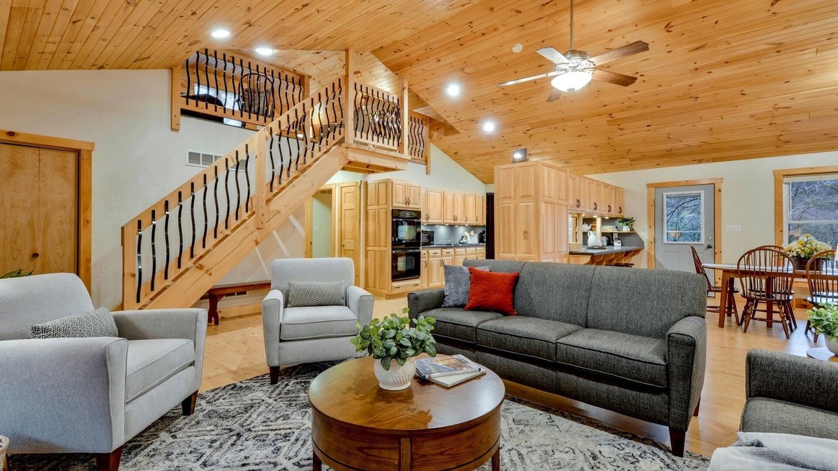 Blairs Mills Cabin | SHADE MOUNTAIN RETREAT ★ CEDAR BARREL SAUNA & HOT TUB! ★ 28 ACRES ★ SLEEPS 20