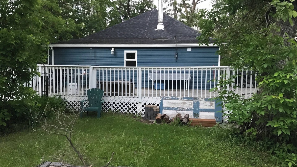 Winnipeg Beach Cabin | Shades pines cozy cottage