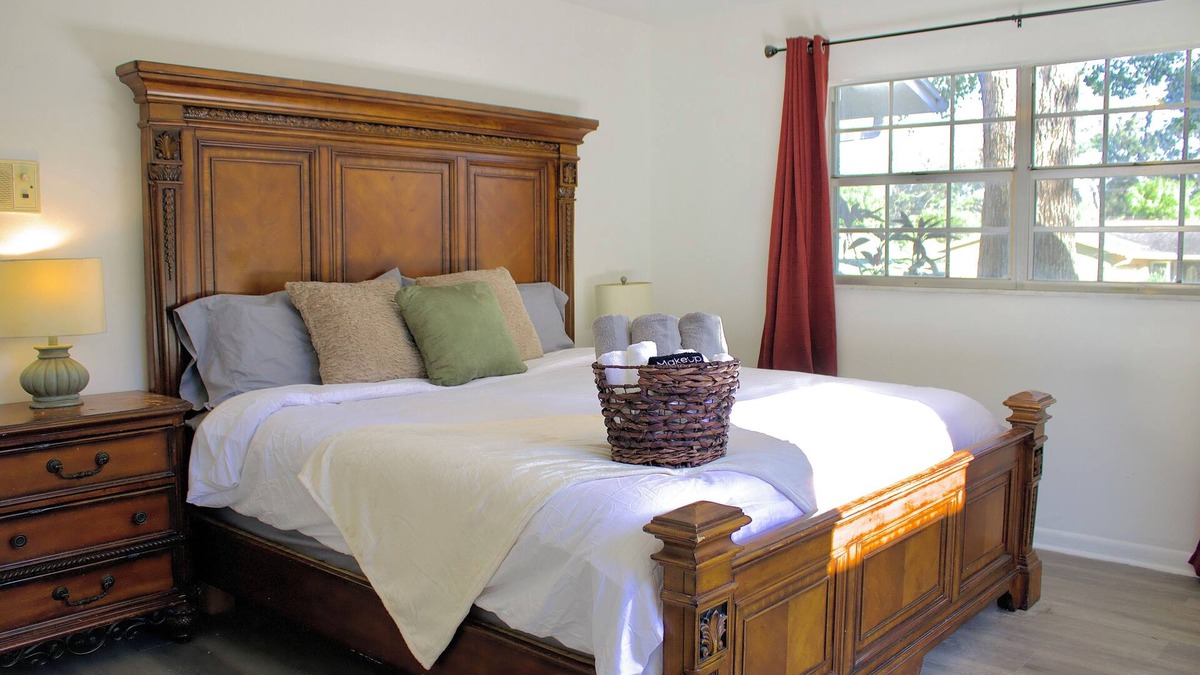 Pine Hills Apartment | SHADOW WOOD - King Size Private Suite Sleeps 4, Near Universal, I-Drive, Disney