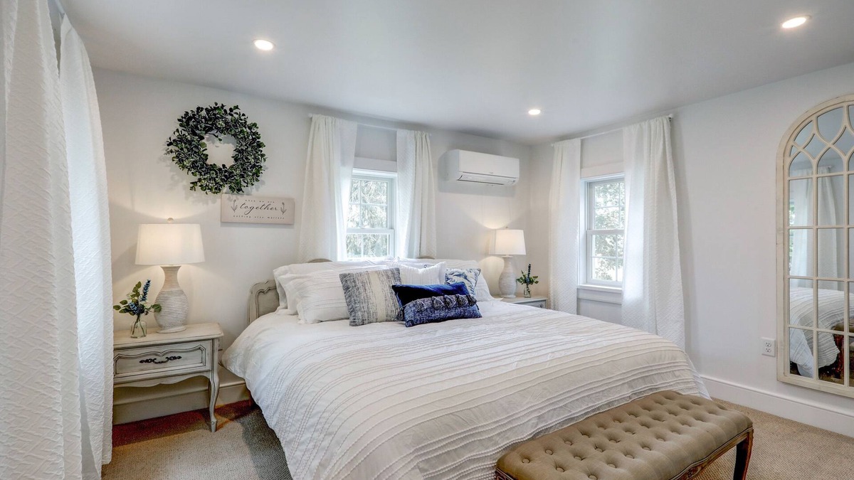 Kinzers Apartment | Shady Brick Getaway/Cozy & charming/King bed/100 Acre farm