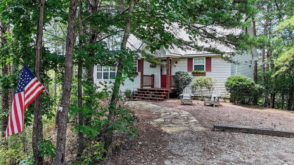 Sylacauga Cottage | Shady Creek Cabin on Lay Lake @ Peckerwood Creek!