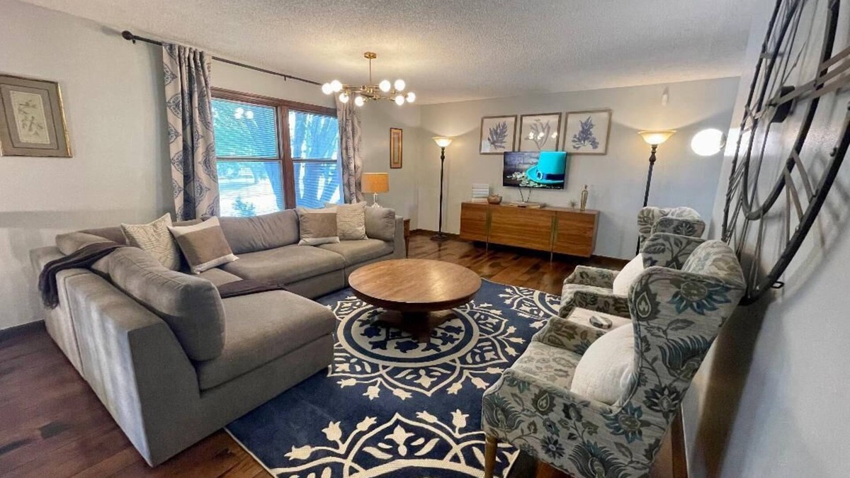 Pauline House | Shady Lane ~ Quiet NBHD ~Near Lake ~ King Beds