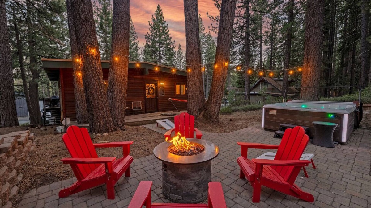 Country Club Estates Cabin | Shady Pines - Pet Friendly+Hot Tub+AC