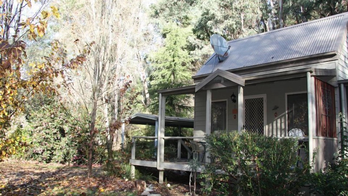 Harrietville Cottage | Shadybrook alpine cottage one bedroom No 3 in gardens adjoining the Ovens River
