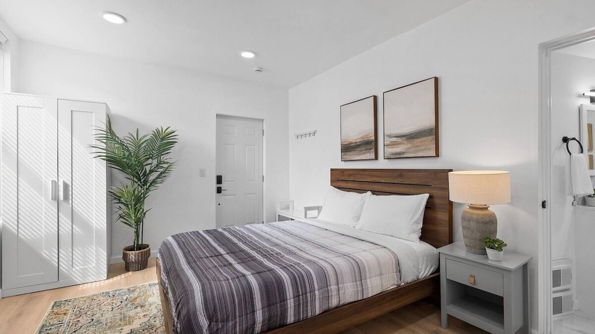 East Liberty Apartment | Shadyside/Central @2 Bright and Stylish Studio with Free Parking