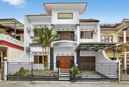 Mlati House | Shafira House - Modern House 3BR near Yogyakarta culinary spots